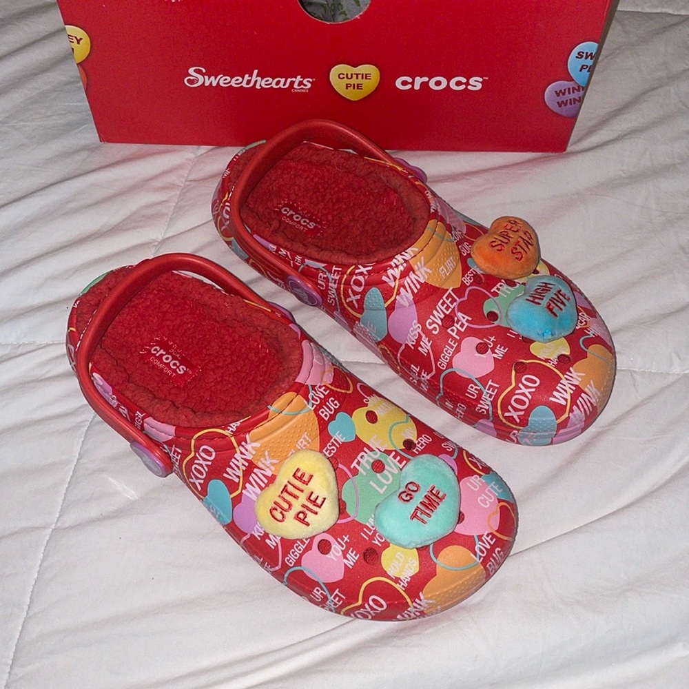 Crocs x Sweethearts Valentine Fur Lined Plush Pink.